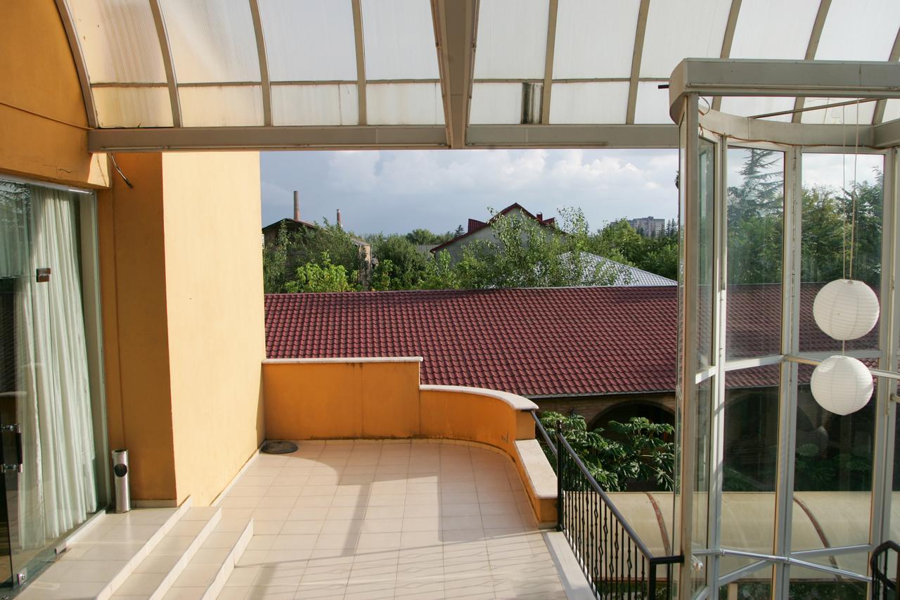 Eleon Hotell Kutaisi Exteriör bild