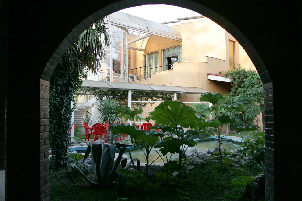 Eleon Hotell Kutaisi Exteriör bild