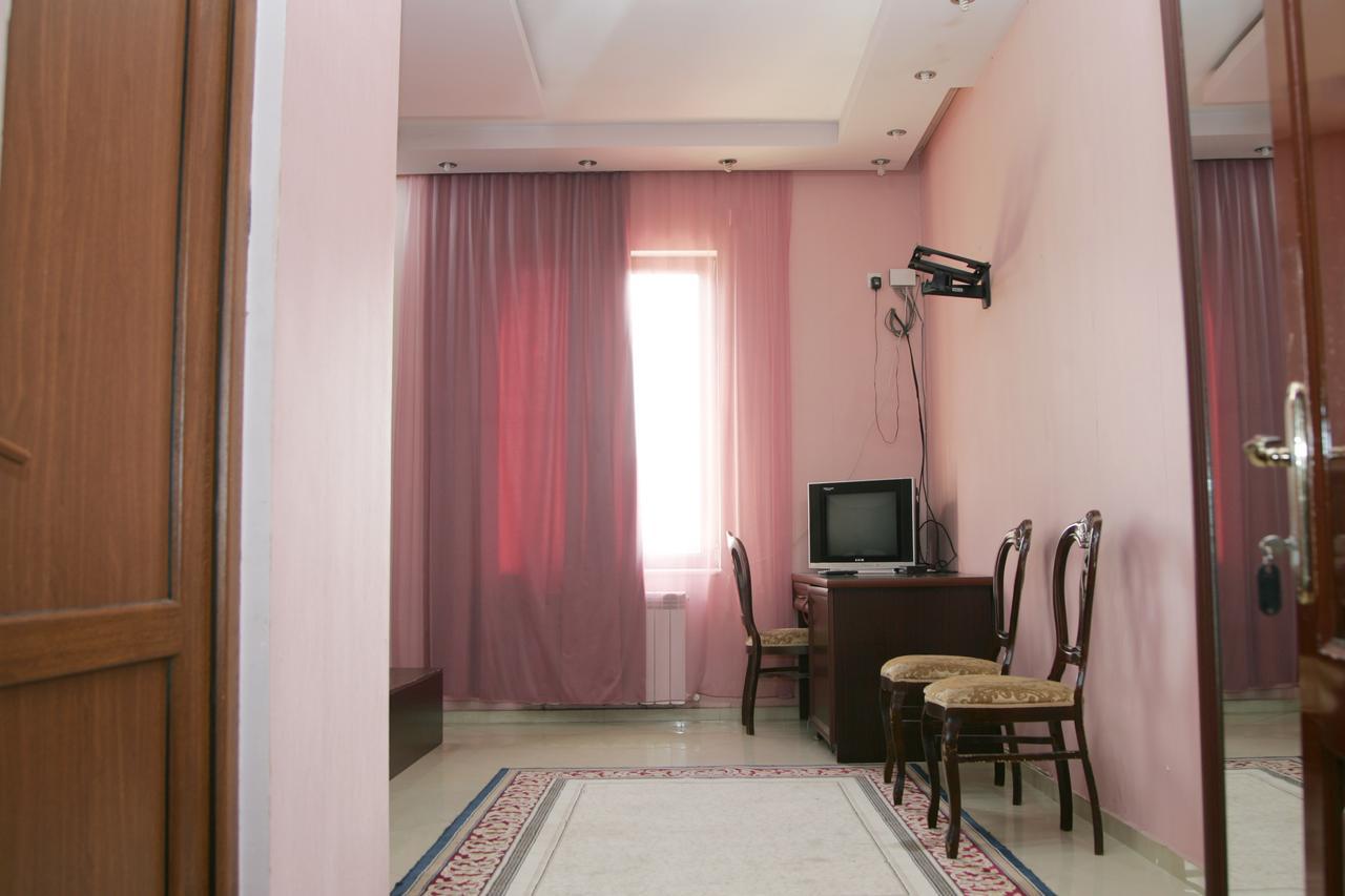 Eleon Hotell Kutaisi Exteriör bild